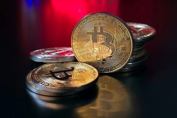 Monedas de Bitcoin representando las estafas relacionadas con cajeros automáticos en 2024